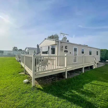 Caravan With Decking At Southview Holiday Park In Skegness Ref 33005S Exterior photo