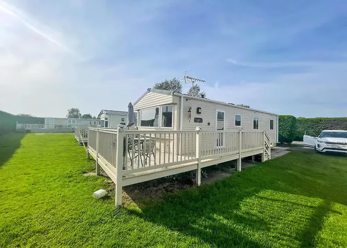Caravan With Decking At Southview Holiday Park In Skegness Ref 33005S