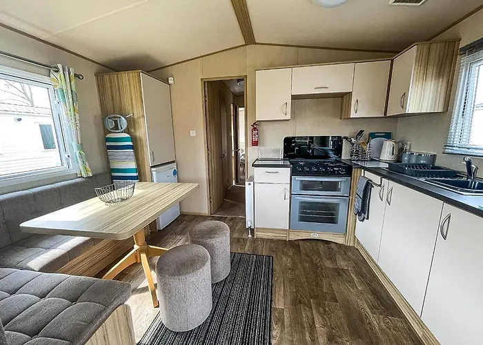 Caravan With Decking At Southview Holiday Park In Skegness Ref 33005S