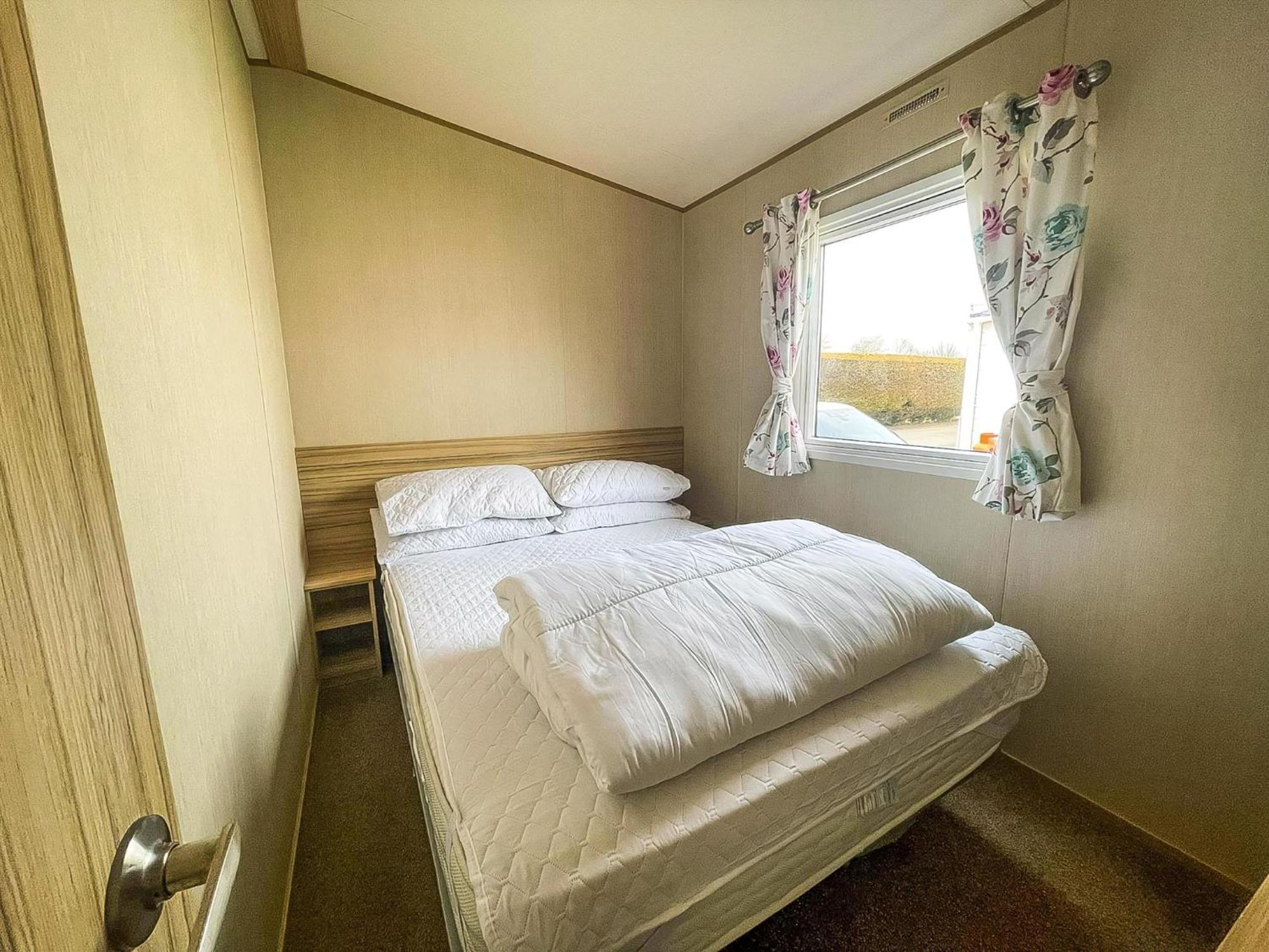 Caravan With Decking At Southview In Ref 33005s *