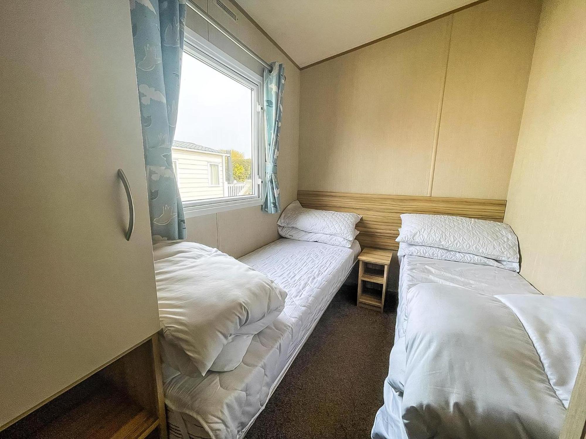 Campsite Caravan With Decking At Southview In Ref 33005s *